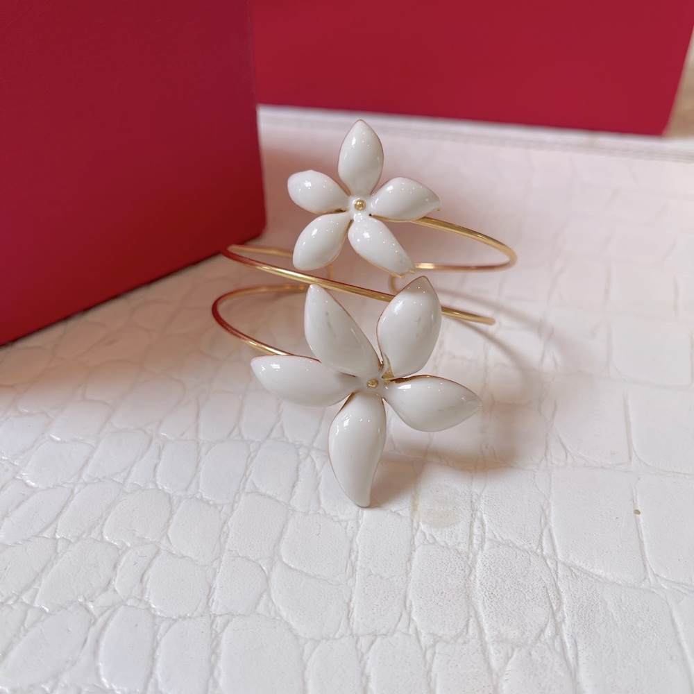 Authentic Carolina Herrera floral cuff. 925 and gold, with embellished enamel.